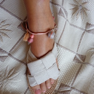 Szürke-bézs-barackszínű gömbös bokadísz, textilbogyó bokalánc, bokaékszer, lábdísz - ékszer - lábdísz és testékszer - bokalánc - Meska.hu