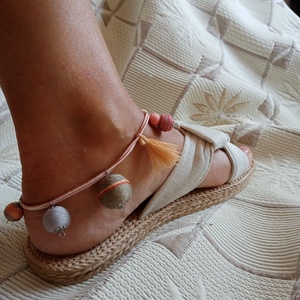 Szürke-bézs-barackszínű gömbös bokadísz, textilbogyó bokalánc, bokaékszer, lábdísz - ékszer - lábdísz és testékszer - bokalánc - Meska.hu