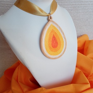 Nagy cseppalakú fehér-sárga színes fonal nyaklánc ,textil egyedi fonal ékszer, BIB nyaklánc, Ékszer, Nyaklánc, Medálos nyaklánc, Ékszerkészítés, MESKA