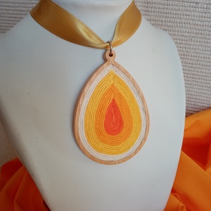 Nagy cseppalakú fehér-sárga színes fonal nyaklánc ,textil egyedi fonal ékszer, BIB nyaklánc - ékszer - nyaklánc - medálos nyaklánc - Meska.hu