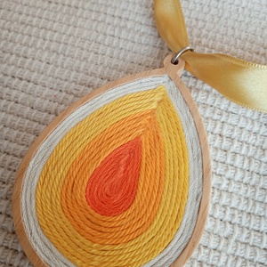 Nagy cseppalakú fehér-sárga színes fonal nyaklánc ,textil egyedi fonal ékszer, BIB nyaklánc - ékszer - nyaklánc - medálos nyaklánc - Meska.hu