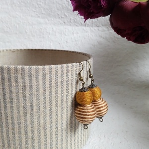 Barna bézs csíkos textilbogyó fülbevaló, fonalékszer, textil fülbevaló - ékszer - fülbevaló - lógó fülbevaló - Meska.hu