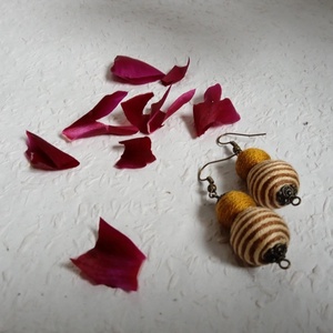 Barna bézs csíkos textilbogyó fülbevaló, fonalékszer, textil fülbevaló - ékszer - fülbevaló - lógó fülbevaló - Meska.hu