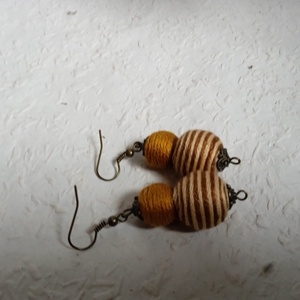 Barna bézs csíkos textilbogyó fülbevaló, fonalékszer, textil fülbevaló - ékszer - fülbevaló - lógó fülbevaló - Meska.hu