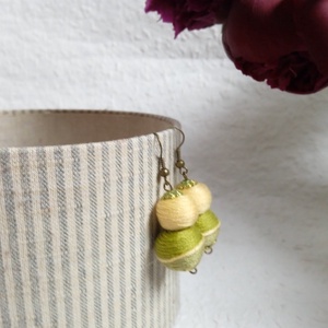 Barack-zöld textilbogyó fülbevaló, fonalékszer, textil fülbevaló - ékszer - fülbevaló - lógó fülbevaló - Meska.hu
