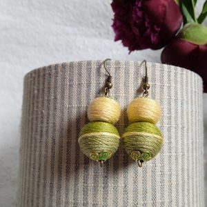 Barack-zöld textilbogyó fülbevaló, fonalékszer, textil fülbevaló - ékszer - fülbevaló - lógó fülbevaló - Meska.hu