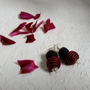 Fekete, bordó csíkos textilbogyó fülbevaló, fonalékszer, textil fülbevaló - ékszer - fülbevaló - lógó fülbevaló - Meska.hu