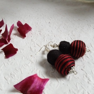 Fekete, bordó csíkos textilbogyó fülbevaló, fonalékszer, textil fülbevaló - ékszer - fülbevaló - lógó fülbevaló - Meska.hu