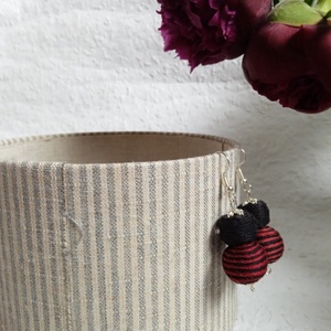 Fekete, bordó csíkos textilbogyó fülbevaló, fonalékszer, textil fülbevaló - ékszer - fülbevaló - lógó fülbevaló - Meska.hu