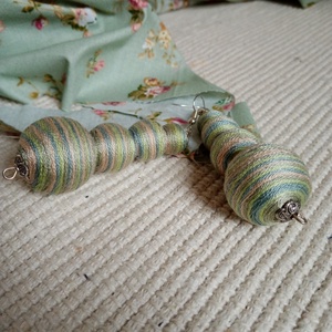 ZÖLDIKE textilbogyó fülbevaló, fonalékszer, textil fülbevaló - ékszer - fülbevaló - lógó fülbevaló - Meska.hu