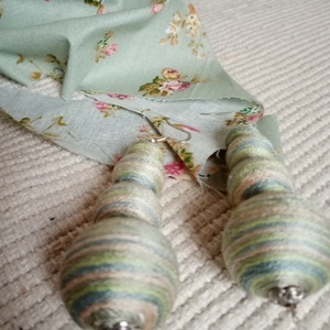 ZÖLDIKE textilbogyó fülbevaló, fonalékszer, textil fülbevaló - ékszer - fülbevaló - lógó fülbevaló - Meska.hu