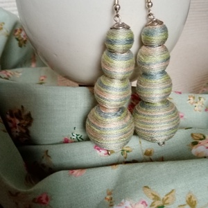 ZÖLDIKE textilbogyó fülbevaló, fonalékszer, textil fülbevaló, Ékszer, Fülbevaló, Lógó fülbevaló, Ékszerkészítés, MESKA