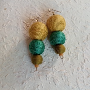 3 gömb zöld textilbogyó fülbevaló, fonalékszer, textil fülbevaló - ékszer - fülbevaló - lógó fülbevaló - Meska.hu