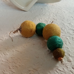 3 gömb zöld textilbogyó fülbevaló, fonalékszer, textil fülbevaló - ékszer - fülbevaló - lógó fülbevaló - Meska.hu