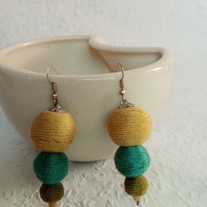 3 gömb zöld textilbogyó fülbevaló, fonalékszer, textil fülbevaló - ékszer - fülbevaló - lógó fülbevaló - Meska.hu
