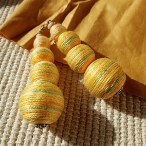 SELYEMÚT textilbogyó fülbevaló, fonalékszer, textil fülbevaló - ékszer - fülbevaló - lógó fülbevaló - Meska.hu