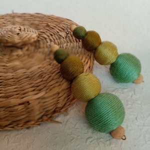 ZÖLD BÁRSONY textilbogyó fülbevaló, fonalékszer, textil fülbevaló - ékszer - fülbevaló - lógó fülbevaló - Meska.hu