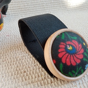  Matyó mintás gumis  karkötő,matyó ékszer,folklór textil ékszer,magyaros nyaklánc,Hungarian folk jewellery - ékszer - karkötő - karkötő medállal - Meska.hu