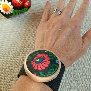  Matyó mintás gumis  karkötő,matyó ékszer,folklór textil ékszer,magyaros nyaklánc,Hungarian folk jewellery, Ékszer, Karkötő, Karkötő medállal, Ékszerkészítés, MESKA