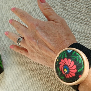  Matyó mintás gumis  karkötő,matyó ékszer,folklór textil ékszer,magyaros nyaklánc,Hungarian folk jewellery - ékszer - karkötő - karkötő medállal - Meska.hu