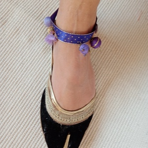 Lila pöttyös alapon lila bokalánc, textilbogyó bokalánc, bokaékszer, lábdísz, lábékszer, Ékszer, Lábdísz és Testékszer, Bokalánc, Ékszerkészítés, MESKA