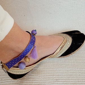 Lila pöttyös alapon lila bokalánc, textilbogyó bokalánc, bokaékszer, lábdísz, lábékszer - ékszer - lábdísz és testékszer - bokalánc - Meska.hu