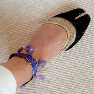 Lila pöttyös alapon lila bokalánc, textilbogyó bokalánc, bokaékszer, lábdísz, lábékszer - ékszer - lábdísz és testékszer - bokalánc - Meska.hu