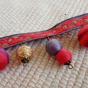 Lila -piros bokalánc, textilbogyó bokalánc, bokaékszer, lábdísz, lábékszer, Ékszer, Lábdísz és Testékszer, Bokalánc, Ékszerkészítés, MESKA