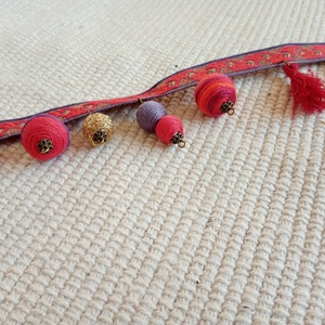 Lila -piros bokalánc, textilbogyó bokalánc, bokaékszer, lábdísz, lábékszer - ékszer - lábdísz és testékszer - bokalánc - Meska.hu