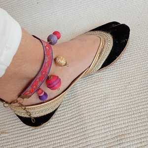 Lila -piros bokalánc, textilbogyó bokalánc, bokaékszer, lábdísz, lábékszer - ékszer - lábdísz és testékszer - bokalánc - Meska.hu