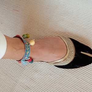 Kék virágos alapon színes bokalánc, textilbogyó bokalánc, bokaékszer, lábdísz, lábékszer, Ékszer, Lábdísz és Testékszer, Bokalánc, Ékszerkészítés, MESKA