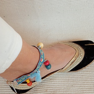 Kék virágos alapon színes bokalánc, textilbogyó bokalánc, bokaékszer, lábdísz, lábékszer - ékszer - lábdísz és testékszer - bokalánc - Meska.hu