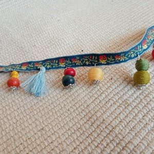 Kék virágos alapon színes bokalánc, textilbogyó bokalánc, bokaékszer, lábdísz, lábékszer - ékszer - lábdísz és testékszer - bokalánc - Meska.hu