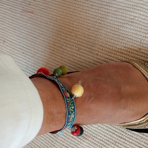 Kék virágos alapon színes bokalánc, textilbogyó bokalánc, bokaékszer, lábdísz, lábékszer - ékszer - lábdísz és testékszer - bokalánc - Meska.hu