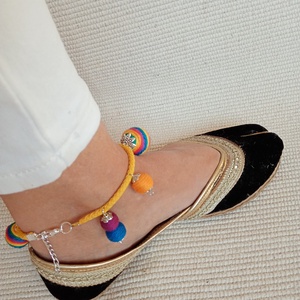 Szivárvány színes bokalánc, textilbogyó bokalánc, bokaékszer, lábdísz, lábékszer - ékszer - lábdísz és testékszer - bokalánc - Meska.hu