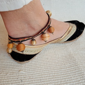 Barna-halvány beige színes bokalánc, textilbogyó bokalánc, bokaékszer, lábdísz, lábékszer, Ékszer, Lábdísz és Testékszer, Bokalánc, Ékszerkészítés, MESKA