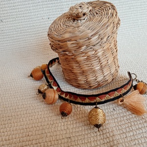 Barna-halvány beige színes bokalánc, textilbogyó bokalánc, bokaékszer, lábdísz, lábékszer - ékszer - lábdísz és testékszer - bokalánc - Meska.hu