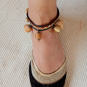 Barna-halvány beige színes bokalánc, textilbogyó bokalánc, bokaékszer, lábdísz, lábékszer - ékszer - lábdísz és testékszer - bokalánc - Meska.hu