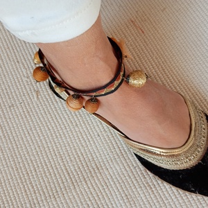 Barna-halvány beige színes bokalánc, textilbogyó bokalánc, bokaékszer, lábdísz, lábékszer - ékszer - lábdísz és testékszer - bokalánc - Meska.hu