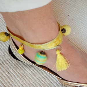 Papagáj sárgás-zöldes színes bokalánc, textilbogyó bokalánc, bokaékszer, lábdísz, lábékszer - ékszer - lábdísz és testékszer - bokalánc - Meska.hu