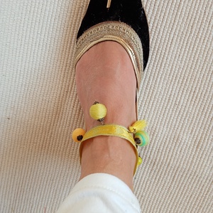 Papagáj sárgás-zöldes színes bokalánc, textilbogyó bokalánc, bokaékszer, lábdísz, lábékszer - ékszer - lábdísz és testékszer - bokalánc - Meska.hu