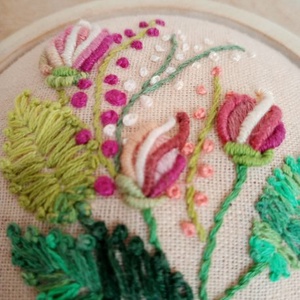 Falra akasztható Tulipán alakzatban brazil hímzett virágok, 3D hímzett virágok - otthon & életmód - dekoráció - fali és függő dekoráció - falra akasztható dekor - Meska.hu