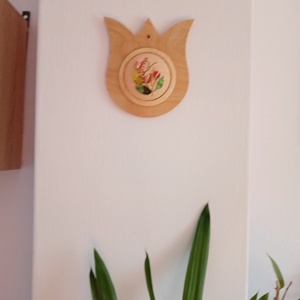 Falra akasztható Tulipán alakzatban brazil hímzett virágok, 3D hímzett virágok - otthon & életmód - dekoráció - fali és függő dekoráció - falra akasztható dekor - Meska.hu