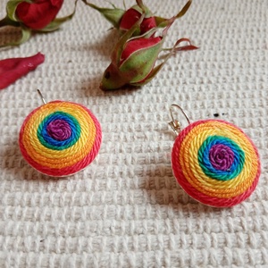Szivárvány Kerek fonal fülbevaló , textil ékszer, fonalékszer, Szivárvány ékszer - ékszer - ékszerszett - Meska.hu