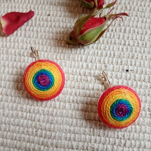 Szivárvány Kerek fonal fülbevaló , textil ékszer, fonalékszer, Szivárvány ékszer - ékszer - ékszerszett - Meska.hu