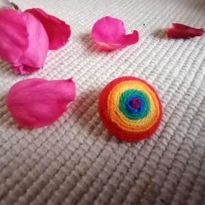 Szivárvány  kitűző , textil ékszer, fonalékszer, Szivárvány ékszer, Ékszer, Kitűző és Bross, Ékszerkészítés, MESKA