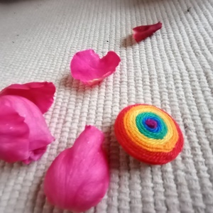 Szivárvány  kitűző , textil ékszer, fonalékszer, Szivárvány ékszer - ékszer - kitűző és bross - Meska.hu