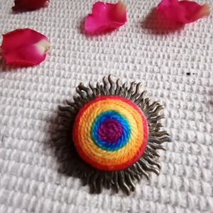 Szivárvány  kitűző , textil ékszer, fonalékszer, Szivárvány ékszer, Szivárvány bross - ékszer - kitűző és bross - Meska.hu