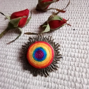Szivárvány  kitűző , textil ékszer, fonalékszer, Szivárvány ékszer, Szivárvány bross - ékszer - kitűző és bross - Meska.hu