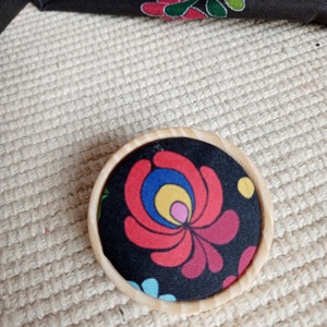 Matyó mintás dísz kitűző,matyó ékszer,folklór textil ékszer,magyaros ékszer,Hungarian folk jewellery - ékszer - kitűző és bross - Meska.hu